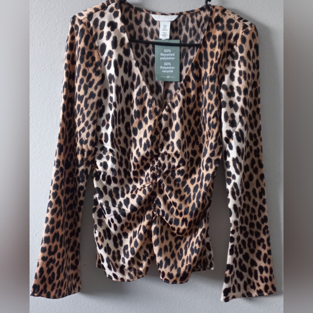 H&M Blouse in a crépe weave with a V-neck and gathered seams down the front, sid